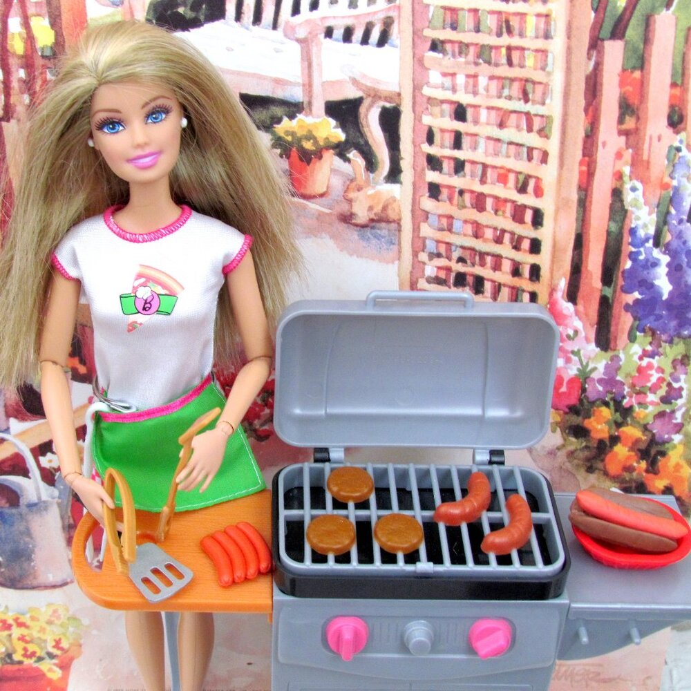 BARBIE BARBEQUE, ARTICULATED ARMS DOLL + HOT DOG BBQ + STAND, CUTE APRON OUTFIT